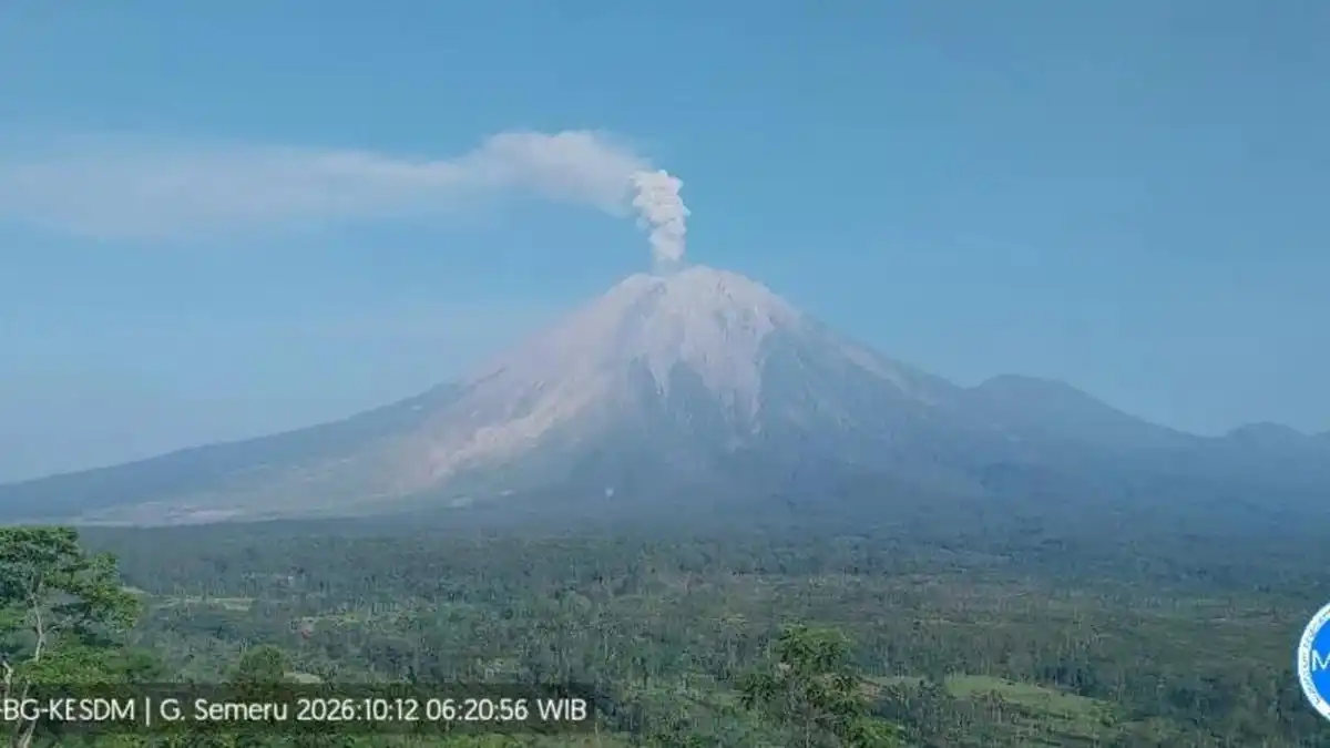 Aktivitas Vulkanik Semeru Meningkat: Tiga Erupsi dan Perluasan Zona Bahaya