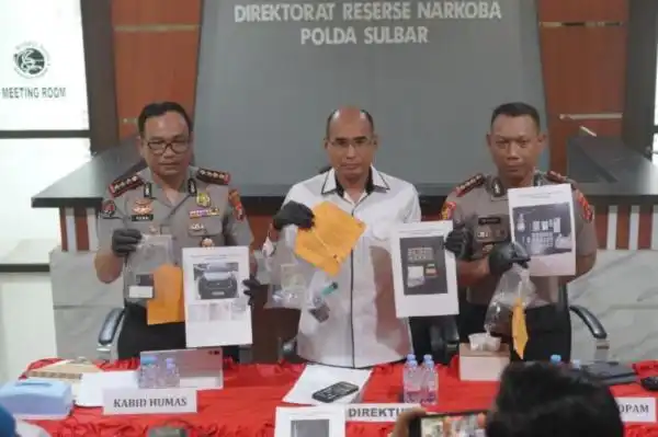 Pengungkapan Narkotika di Sulawesi Barat Mengarah kepada Polisi dan Dua PNS Pengungkapan Narkotika di Sulawesi Barat Mengarah kepada Polisi dan Dua PNS