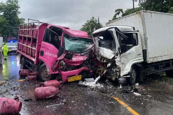 Satu Tewas dalam Tabrakan Truk di Jalan Transkalimantan Kubu Raya