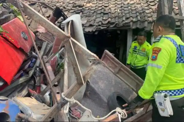Truk Boks Hilang Kendali di Pantura Tuban, Dua Pengendara Luka Berat