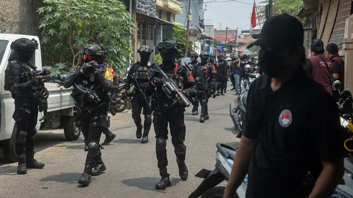 Penggerebekan Kampung Boncos: Empat Pria Diamankan dan Lapak Narkotika Dibakar