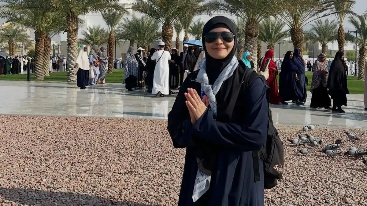 Mita The Virgin Masih Berduka, Kenangan Bersama Mama Kembali Terasa Saat Umrah