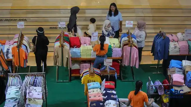 Mal Tetap Ramai, Penjualan Busana Tertekan Panjangnya Masa Sepi Belanja