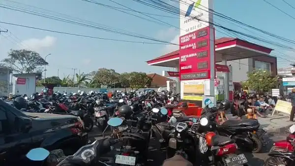 Antrean BBM Memanjang di Jembrana saat Pasokan Pertalite Cepat Habis
