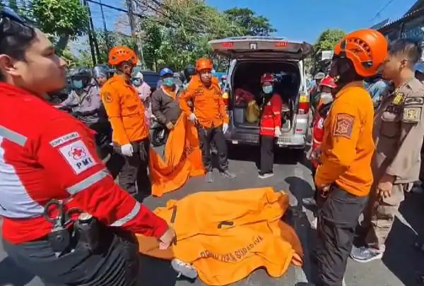 Pengendara Scoopy Tewas dalam Kecelakaan dengan Truk di Jalan Jagir Wonokromo