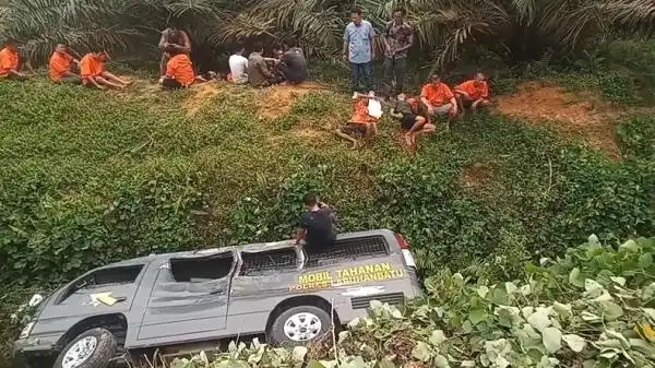 Mobil Tahanan Labuhanbatu Masuk Parit Usai Tabrakan di Jalinsum