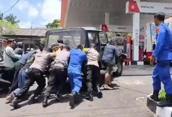 Polisi Gianyar Bantu Dorong Mobil Mogok di Tengah Antrean BBM Mengular