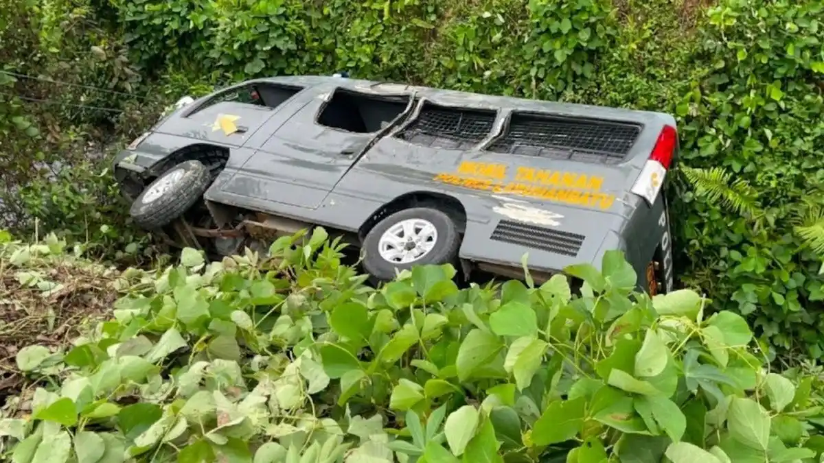 Mobil Ransus Polres Labuhanbatu Bertabrakan dengan Truk di Jalinsum