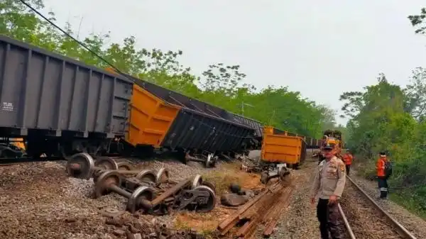 Benturan Babaranjang di OKU: Kerusakan Rangkaian dan Dua Awak Terluka