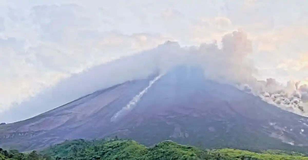 Merapi Siaga III, Enam Guguran Lava Meluncur hingga 2 Kilometer