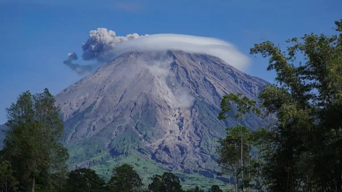 Semeru Erupsi Tiga Kali, Abu Vulkanik Bergerak ke Barat