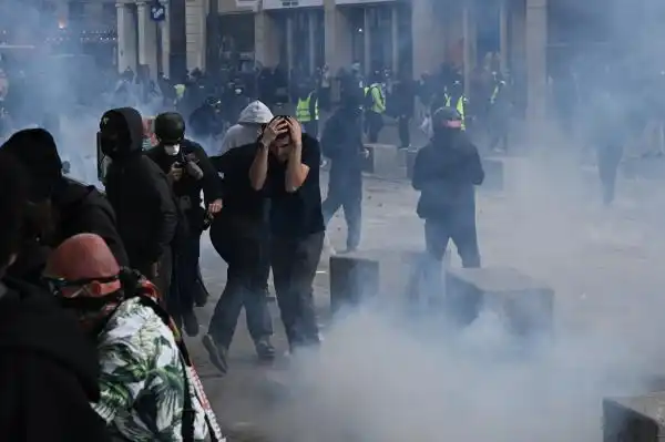 Bentrokan Pecah di Paris dalam Aksi Menolak Kenaikan Biaya Hidup