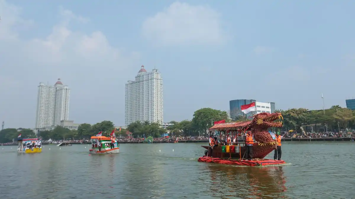 43 Perahu Daur Ulang Kreasi Pasukan Oranye Meriahkan Cilung Fest 2026