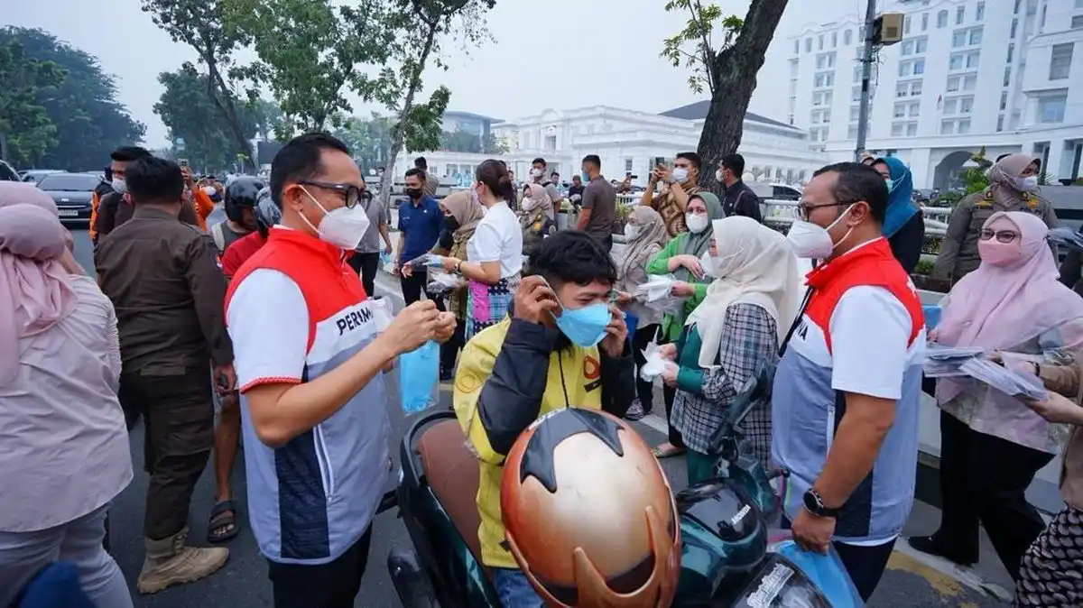 2.200 Masker Dibagikan untuk Warga di Tengah Kabut Asap Medan