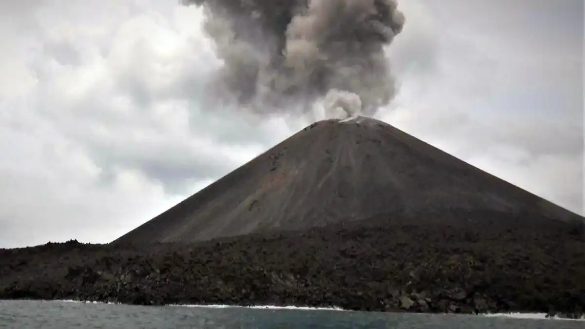 Anak Krakatau Erupsi Tiga Kali, Kolom Abu Tertinggi Capai 500 Meter