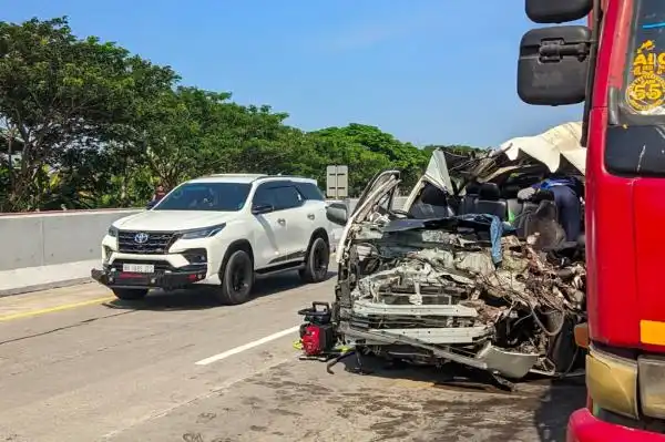 Empat Suporter PSS Sleman Tewas dalam Tabrakan Elf dan Truk di Tol Madiun