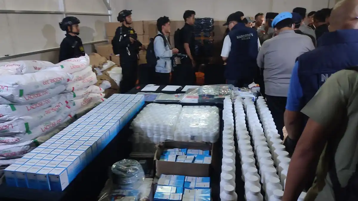 Polisi Ungkap Produksi Ilegal Hexymer dan Tramadol di Bandung