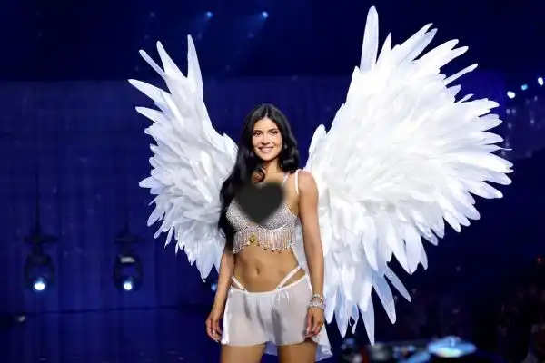 Kylie Jenner Kenakan Fantasy Bra Berlian Senilai Rp800 Miliar dalam Debut di Victoria’s Secret Fashion Show 2026 Kylie Jenner Kenakan Fantasy Bra Berlian Senilai Rp800 Miliar dalam Debut di Victoria’s Secret Fashion Show 2026