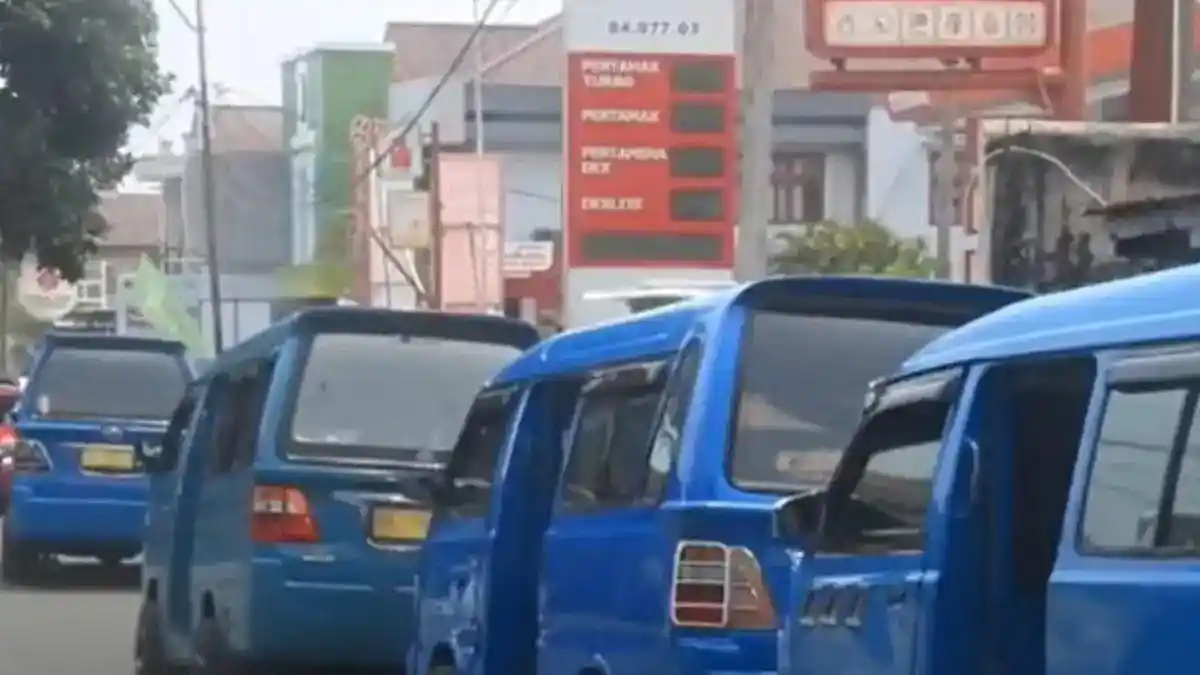 Antrean Pertalite Mengular di Ternate, Pengemudi Menunggu hingga Tiga Jam