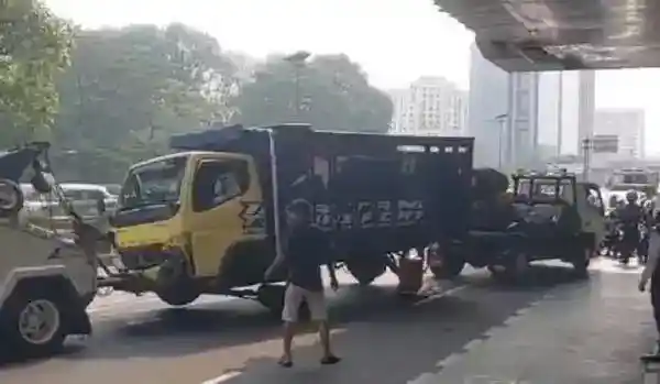 Truk Tabrak Pembatas Busway di Cawang, Lalu Lintas Kembali Normal