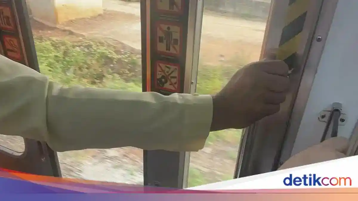 Pintu KRL Bekasi–Angke Bermasalah, Petugas Mengawal Perjalanan hingga Manggarai