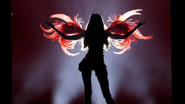 Kylie Jenner Tampil Perdana di Runway Victoria’s Secret dengan Fantasy Bra Bernilai Rp901 Miliar