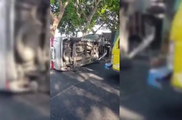 Truk Kontainer Terguling Menimpa Avanza di Jalur Pantura Tuban