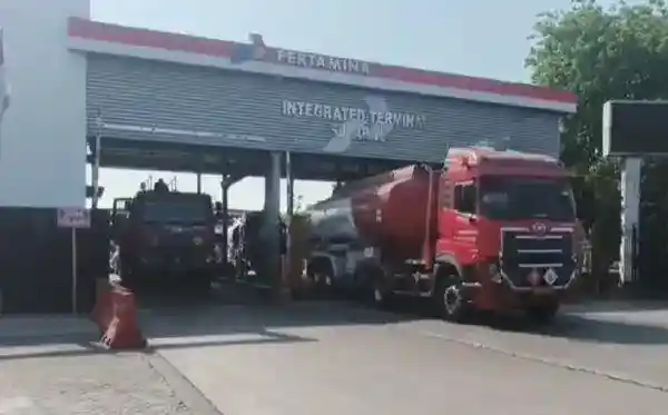 Emil Dardak Tinjau Terminal BBM Surabaya, Pasokan Jatim Disebut Cukup hingga Delapan Hari