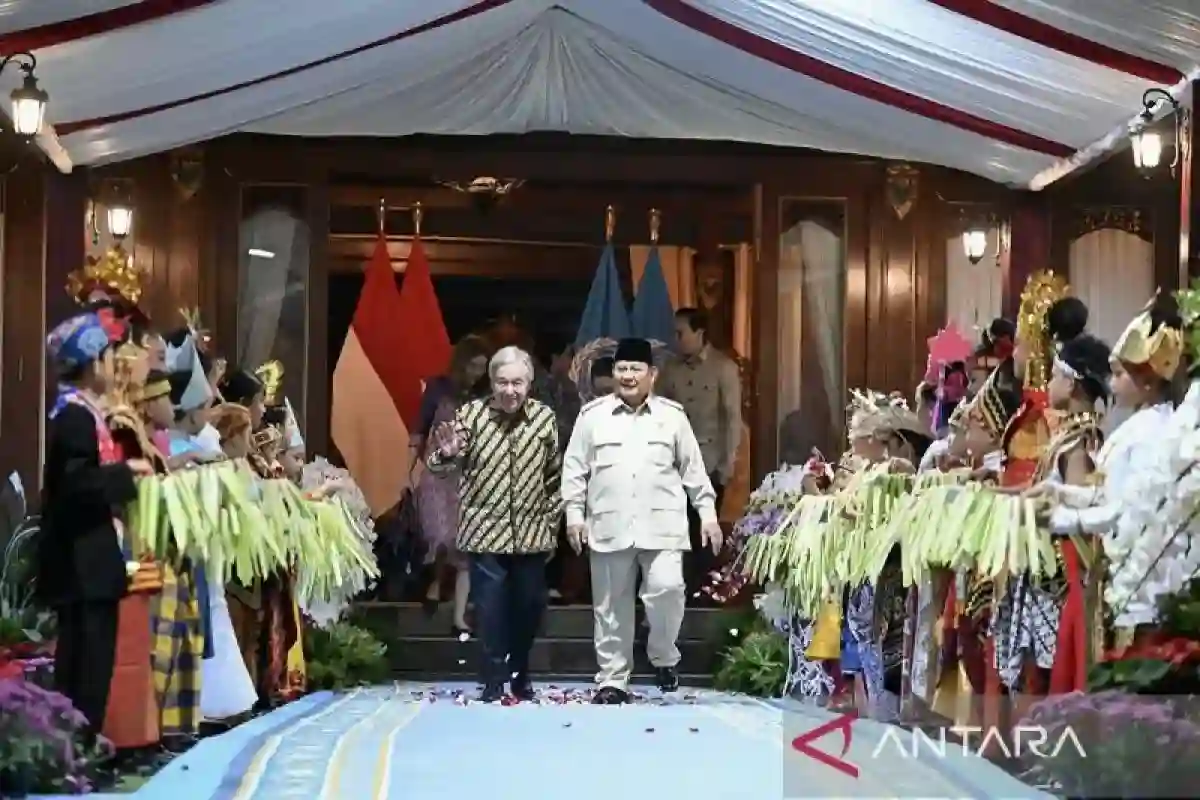 Lima Sorotan Politik Indonesia: Diplomasi Prabowo, Program MBG, dan Respons atas Karhutla