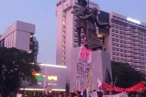 Aksi Dua Tahun Pemerintahan Prabowo-Gibran, Massa Suarakan Lima Tuntutan