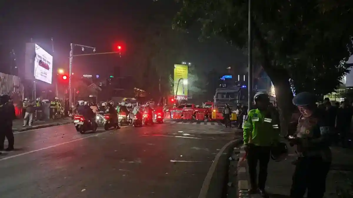 Tiga Polisi Luka dalam Serangan Batu dan Molotov di Simpang Dago