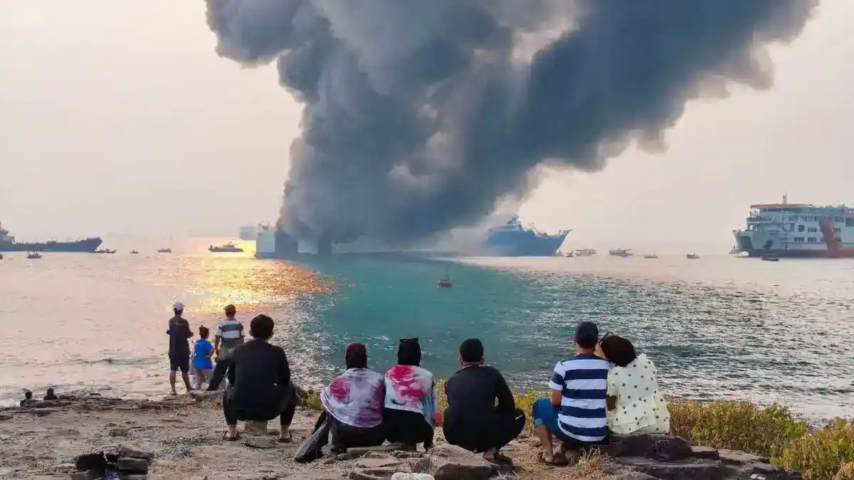 Alarm Kebakaran Picu Evakuasi Penumpang KMP Batumandi di Selat Sunda