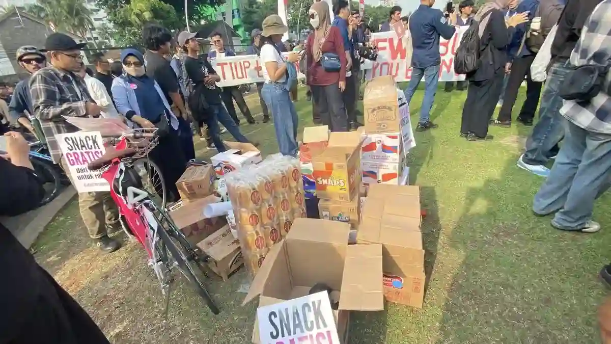 Warga Sediakan Konsumsi Gratis bagi Massa Aksi di Tugu Tani