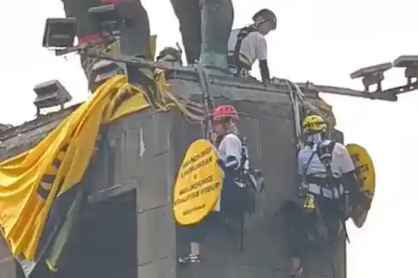 Enam Aktivis Greenpeace Dipulangkan Setelah Aksi Kritik di Bundaran HI