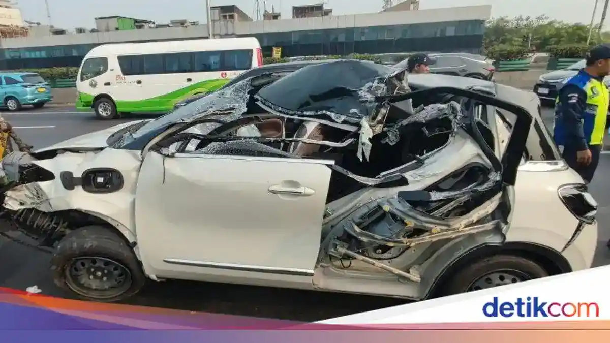 Kartu E-Toll Terjatuh, Wuling Tabrak Truk dan Bus di Tol Ancol