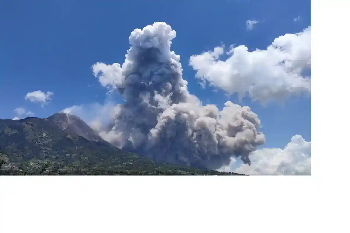Enam Guguran Lava Merapi Mengarah ke Barat Daya, Status Tetap Siaga